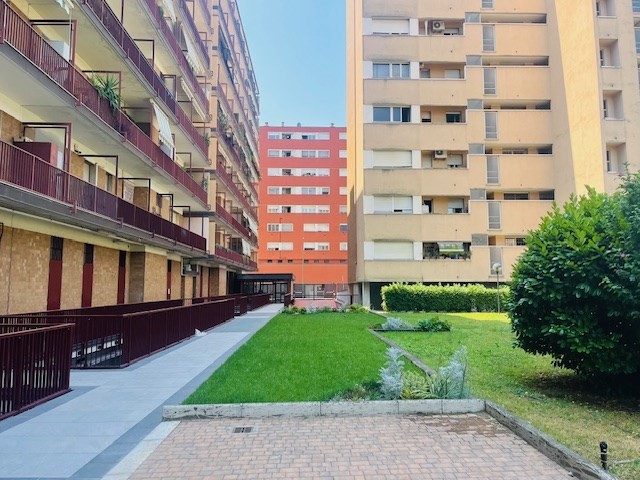 AMPIO E LUMONOSO 3 LOCALI CON BALCONE CHE GIRA PER TUTTO L'APPARTAMENTO VICINO ALLA METROPOLITATA Sesto 1 Maggio FS