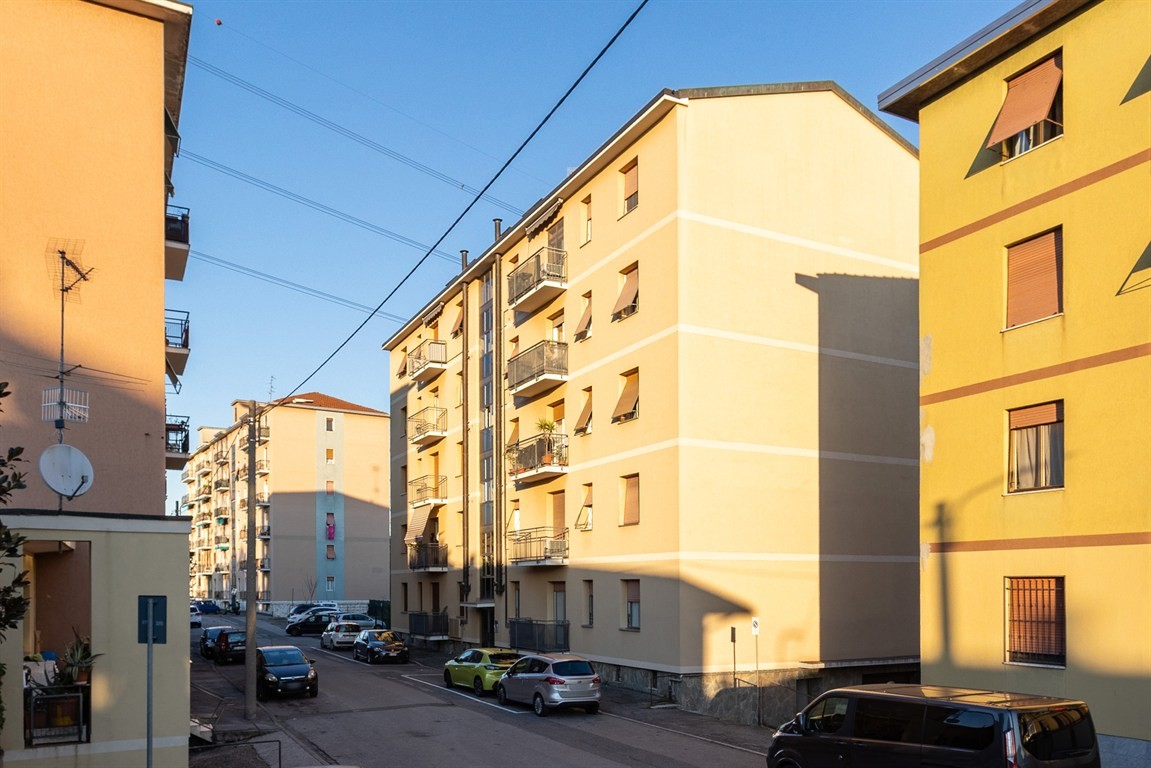 Monza - S. Alessandro  AMPIO E LUMINOSO DUE LOCALI